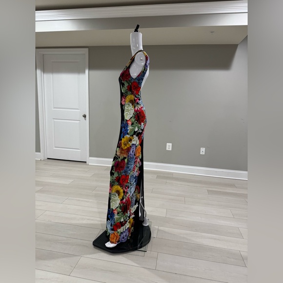 $495 Alice + Olivia
Delora Floral Sleeveless Maxi Dress size 4 - Picture 10 of 13